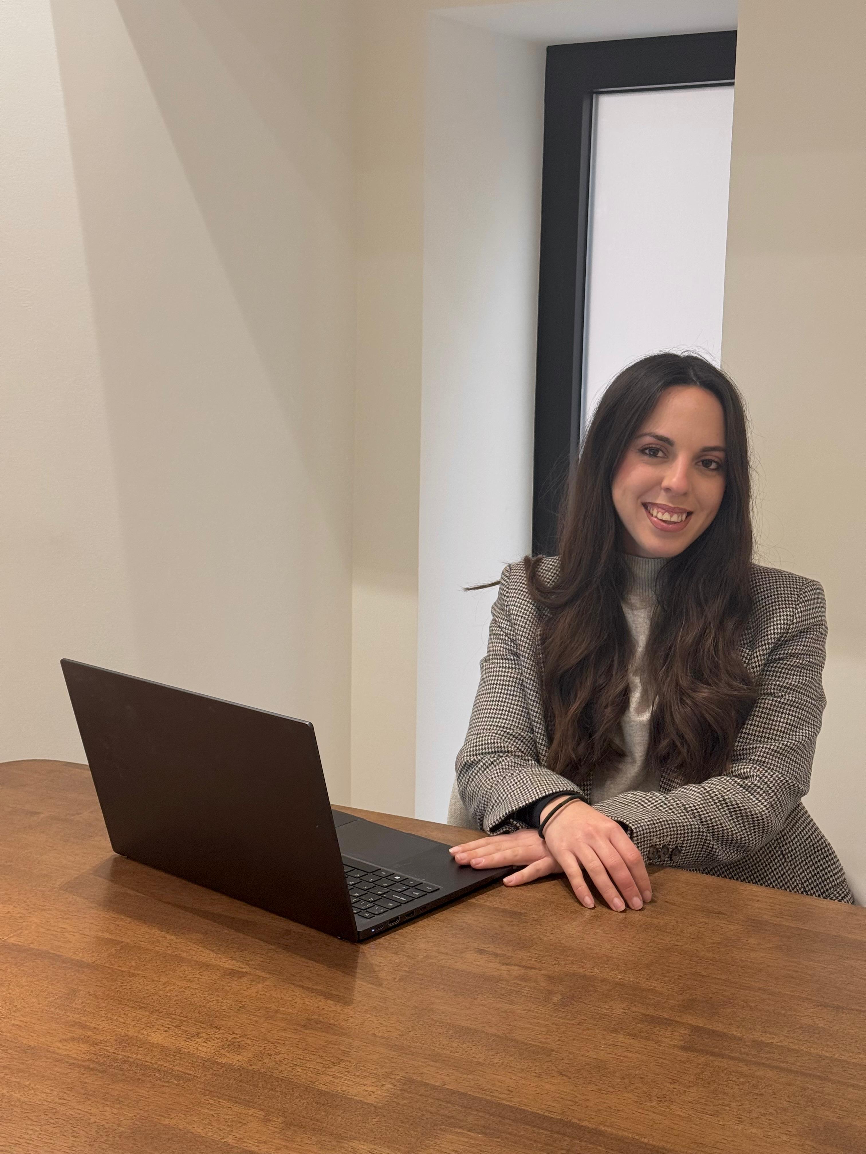 Beatriz Agüera en el escritorio de su consulta