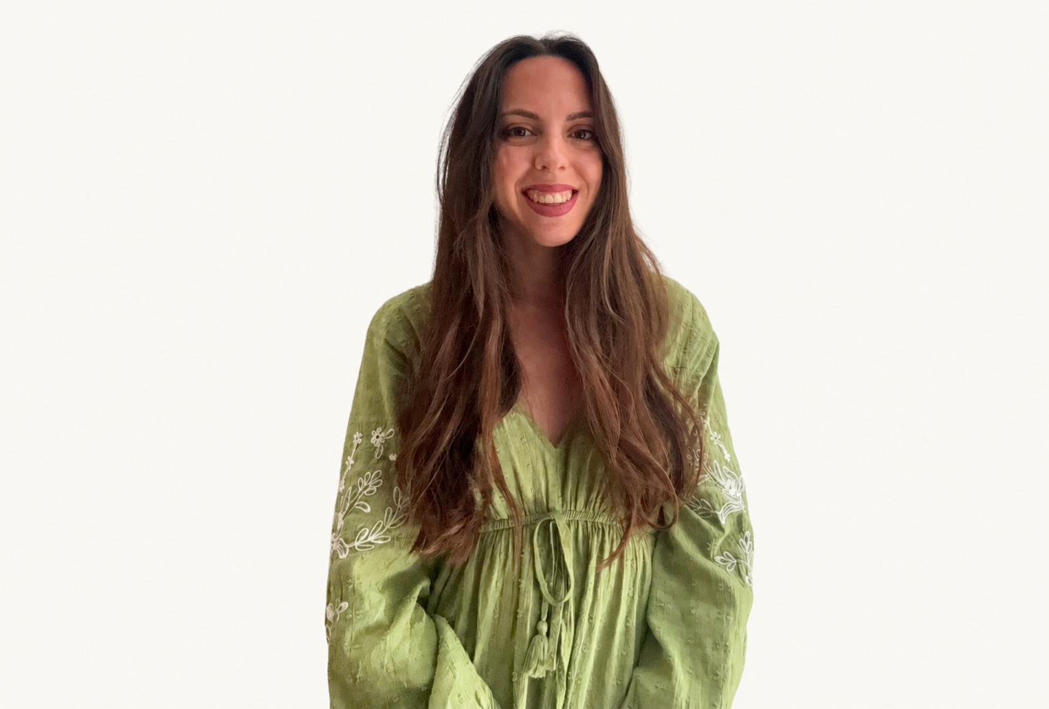 Beatriz sonriendo con una blusa verde