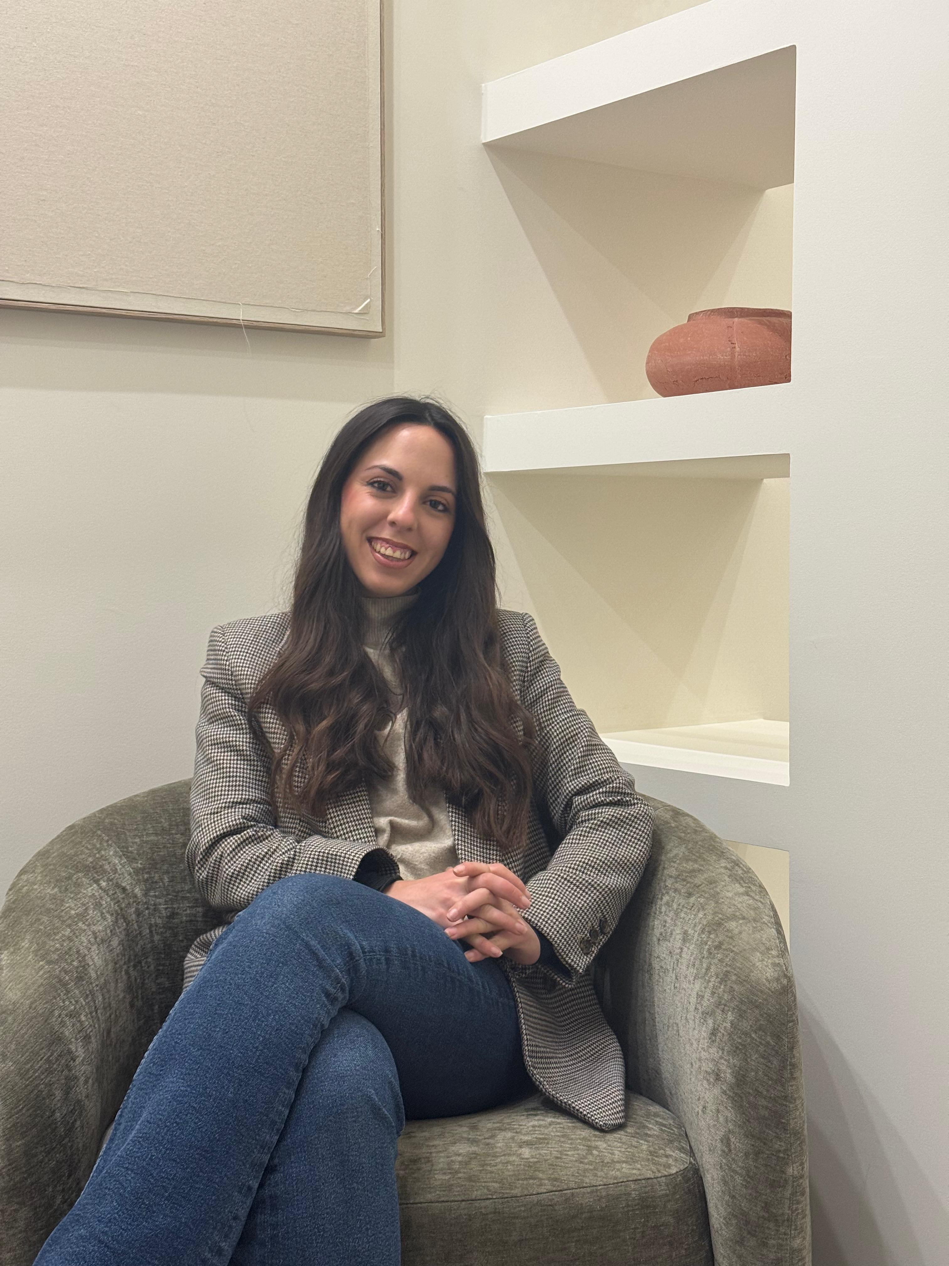 Beatriz Agüera sentada en un sillón de su consulta